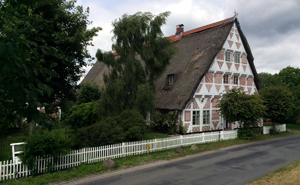 Altes Land-Haus mit Reetdach