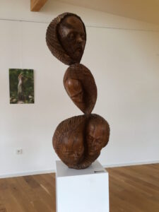 Holzskulptur von Josef Pyrz im Centre d'Arts in Schorbach