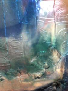 Rückseite eines bunten, transparenten Kunstobjekts in den Farben Blau und Türkis von Françoise Bissara-Fréreau.