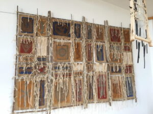 Kunstobjekt auf Jute, Holz und Schnur von Claude Braun.