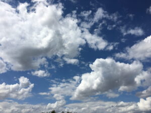 Blauhimmel mit flauschigen Wolken
