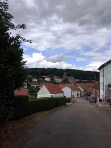 Blick auf das Dorf Schorbach unter wolkigem Grauhimmel