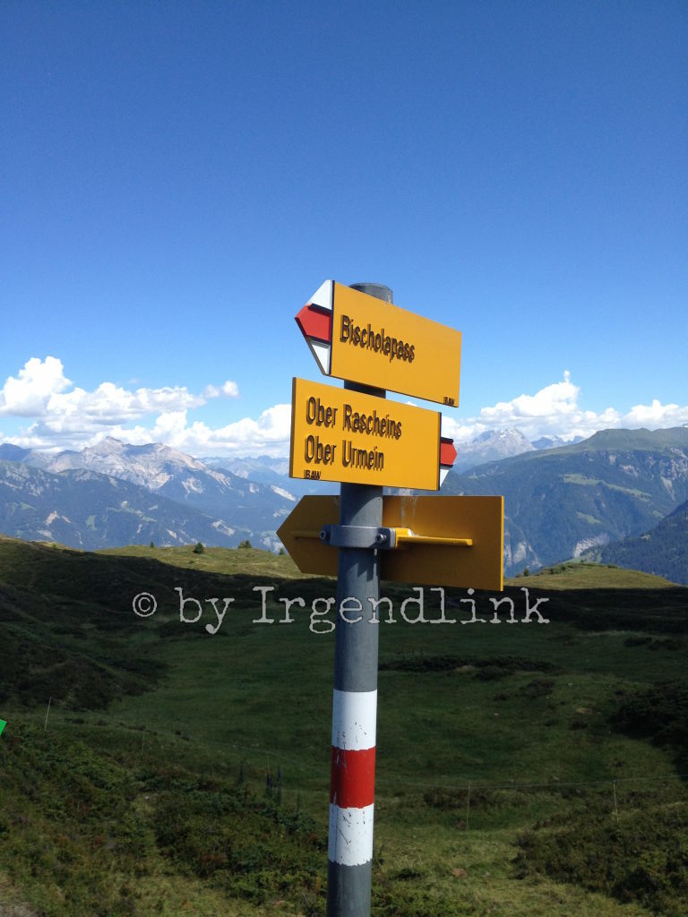 Wegweiser mit gelb-rotweißen Bergwanderungen