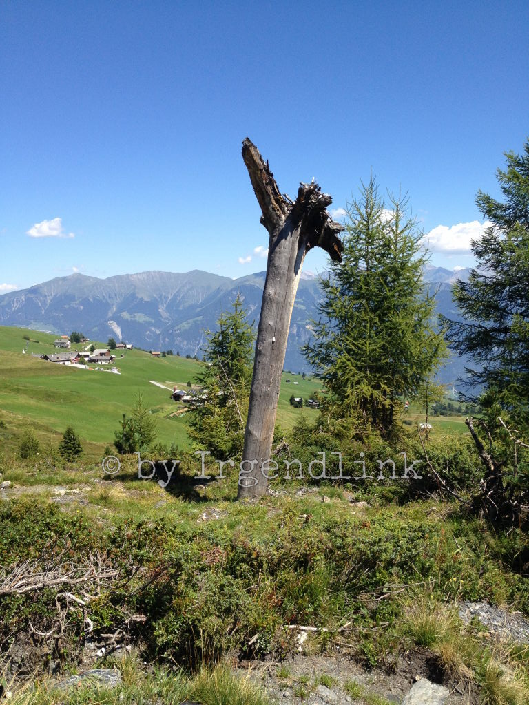 Holzskulptur ragt in den Himmel.