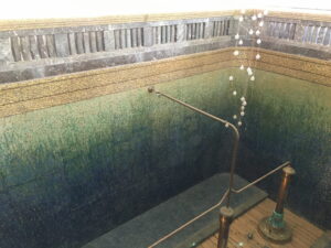 Das leere Thermalbad, wunderhübsch gekachelt mit grünen und blauen Kacheln
