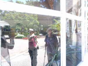 Drei in der Scheibe gespiegelte Wandergefährtinnen, von Irgenlink fotografiert