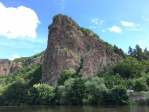 Der Rheingrafenstein vom gegenüberliegenden Ufer aus