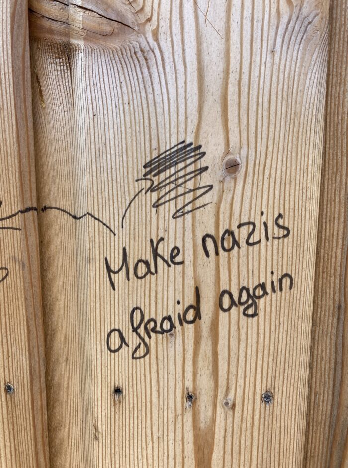 Mit Filzstift auf Holz geschrieben: Make Nazis afraid again.