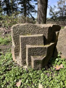Mehrstufig gehauener Steinbrocken