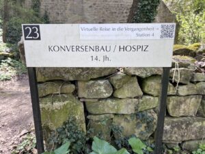 Beschriftungstafel mit Infos über den Konversenbau im 14. Jahrhundert, Hospiz steht auch auf der Tafel