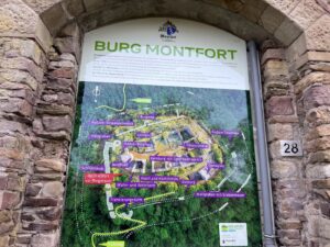 Beschriftung der Burg Montfort mit Detailinfos und einer Übersichtskarte