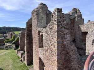 Die Ruinen der Burg Montfort: Hohe Mauern mit Fensteröffnungen, darüber Blauhimmel und weites Land