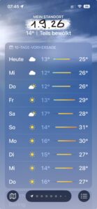 Ein Wettervorhersagebildschirm, auf dem das Datum, die aktuelle Temperatur (14 °C) und die Wetterlage („Teils bewölkt“) angezeigt werden. Er zeigt die Vorhersage für die nächsten zehn Tage mit Temperaturen zwischen 11 °C und 30 °C.