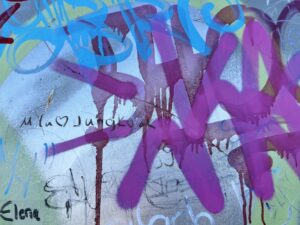 Graffiti an metallener Turmwand