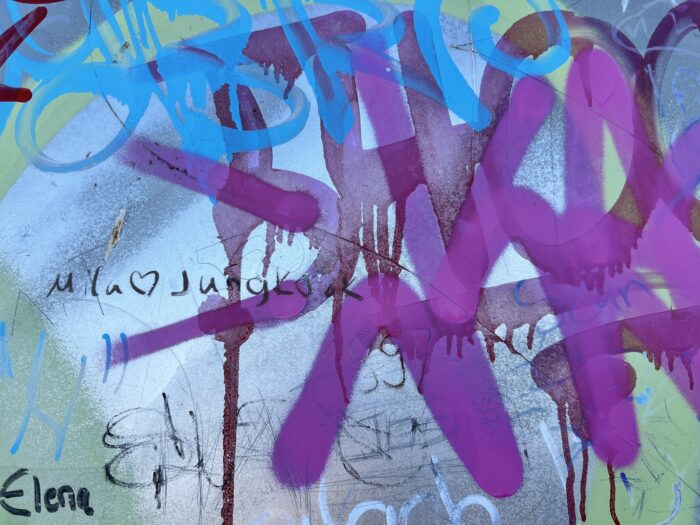 Graffiti an metallener Turmwand