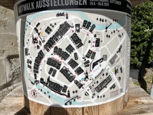 Übersichtsplan der ArtWalk-Freiluft-Ausstellung in der Altstadt von Bremgarten an einer Litfasssäule